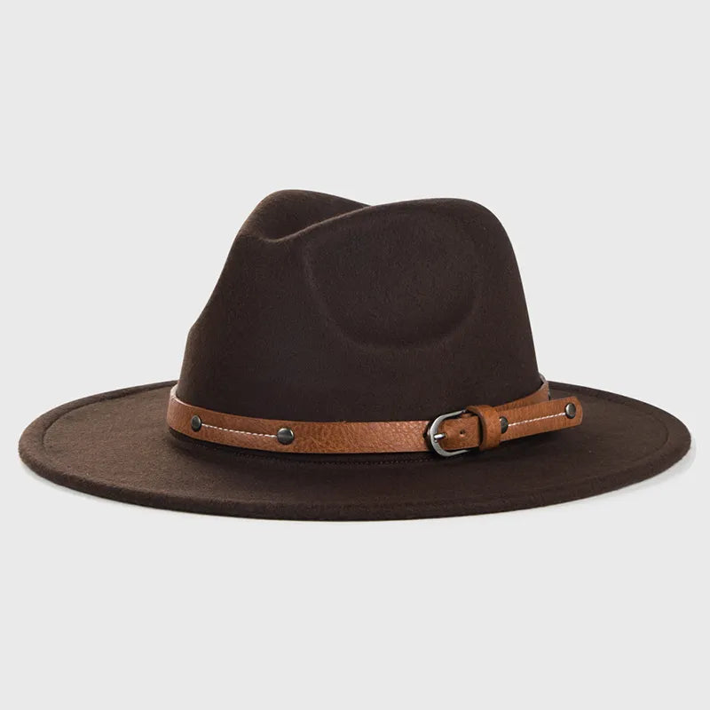Chapeau Fedora en laine sur une chaise, avec un fond de mur en briques