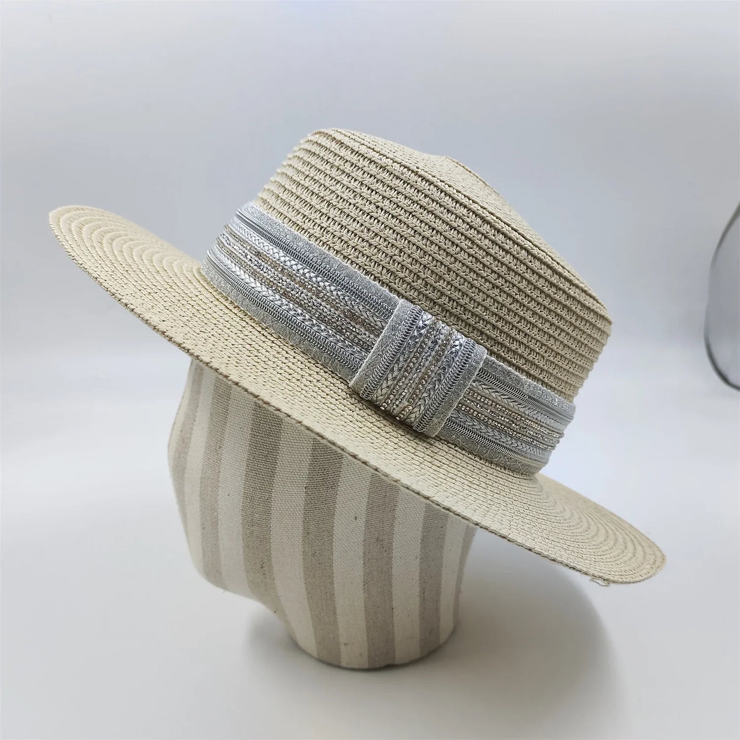 Chapeau de paille avec bord ondulé, posé sur le sable