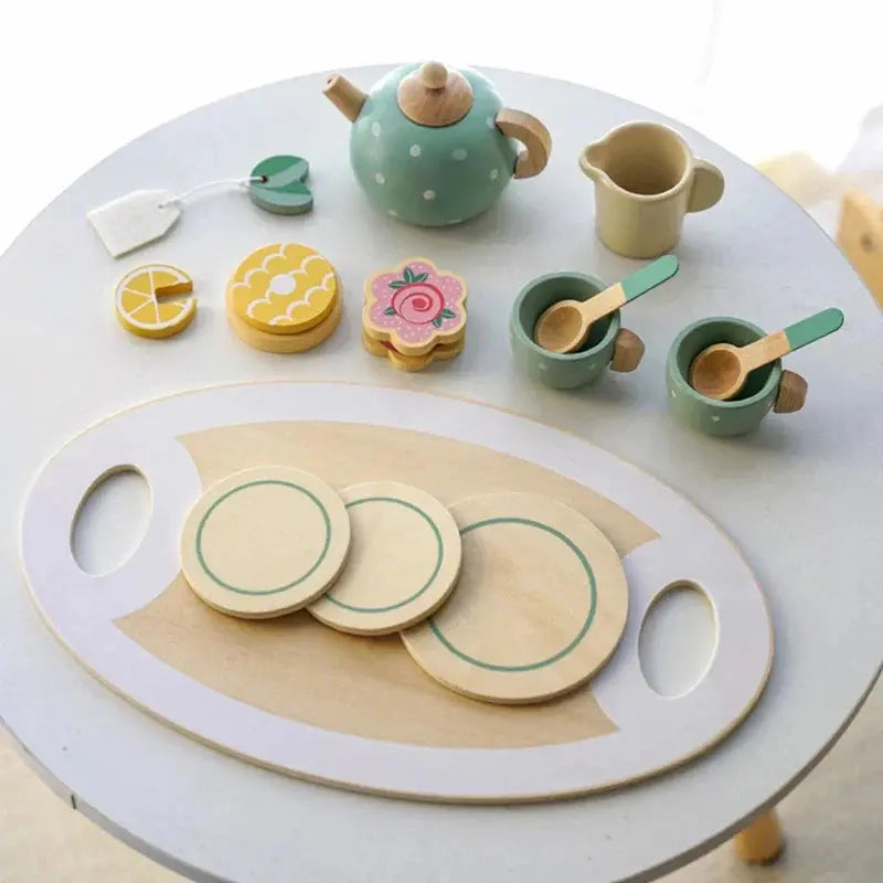 Service à thé en bois disposé pour un goûter imaginaire