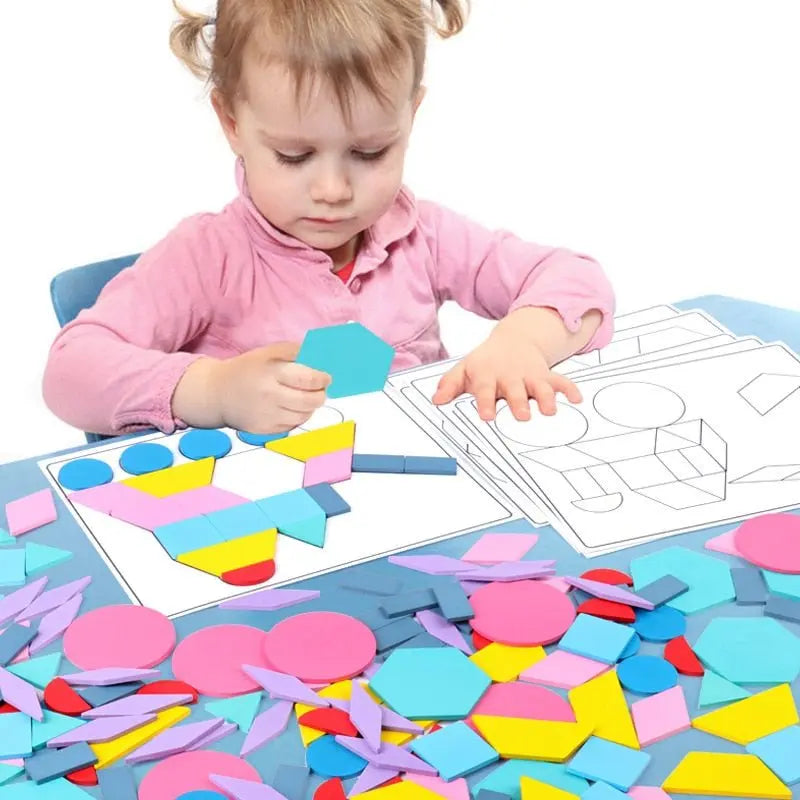 Ensemble de pièces Tangram multicolores en bois sur une table