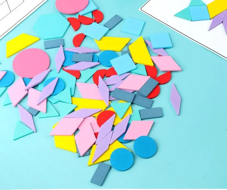 Main d'enfant plaçant une pièce Tangram sur un tableau