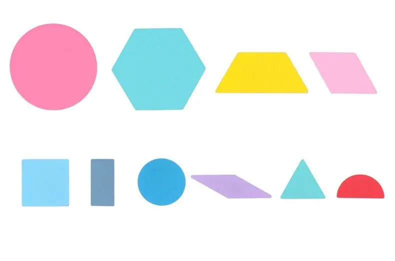 Détails de pièces Tangram multicolores sur une surface plane
