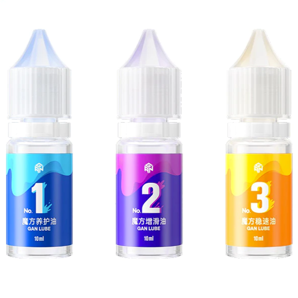 Trois flacons de lubrifiant pour Rubik's Cube sur fond blanc