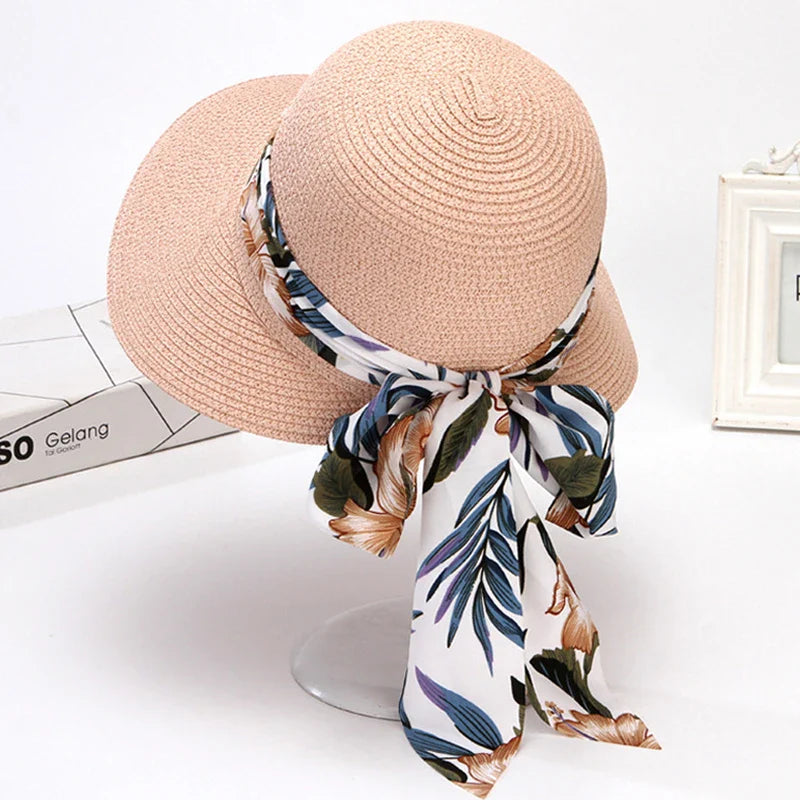 Détail du ruban fleuri tropical sur chapeau de paille
