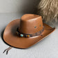 Vue latérale d'un chapeau cowboy en cuir brun