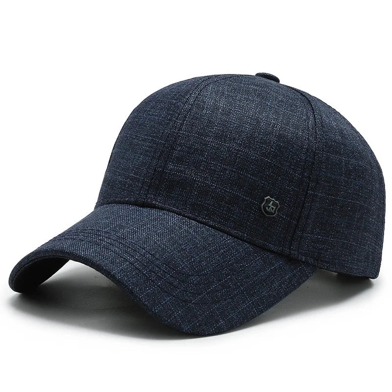 Casquette à carreaux sur fond blanc, vue de profil