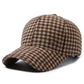 Casquette à carreaux avec visière ajustable en gros plan