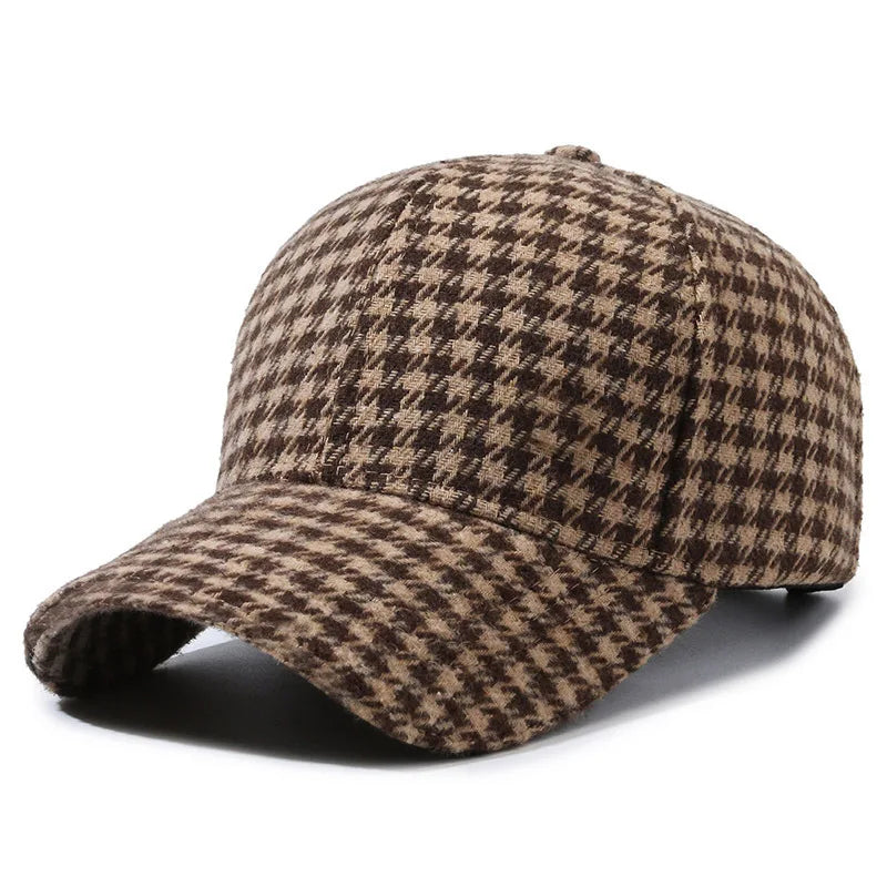 Casquette à carreaux avec visière ajustable en gros plan