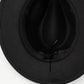 Homme ajustant un chapeau Fedora devant un miroir