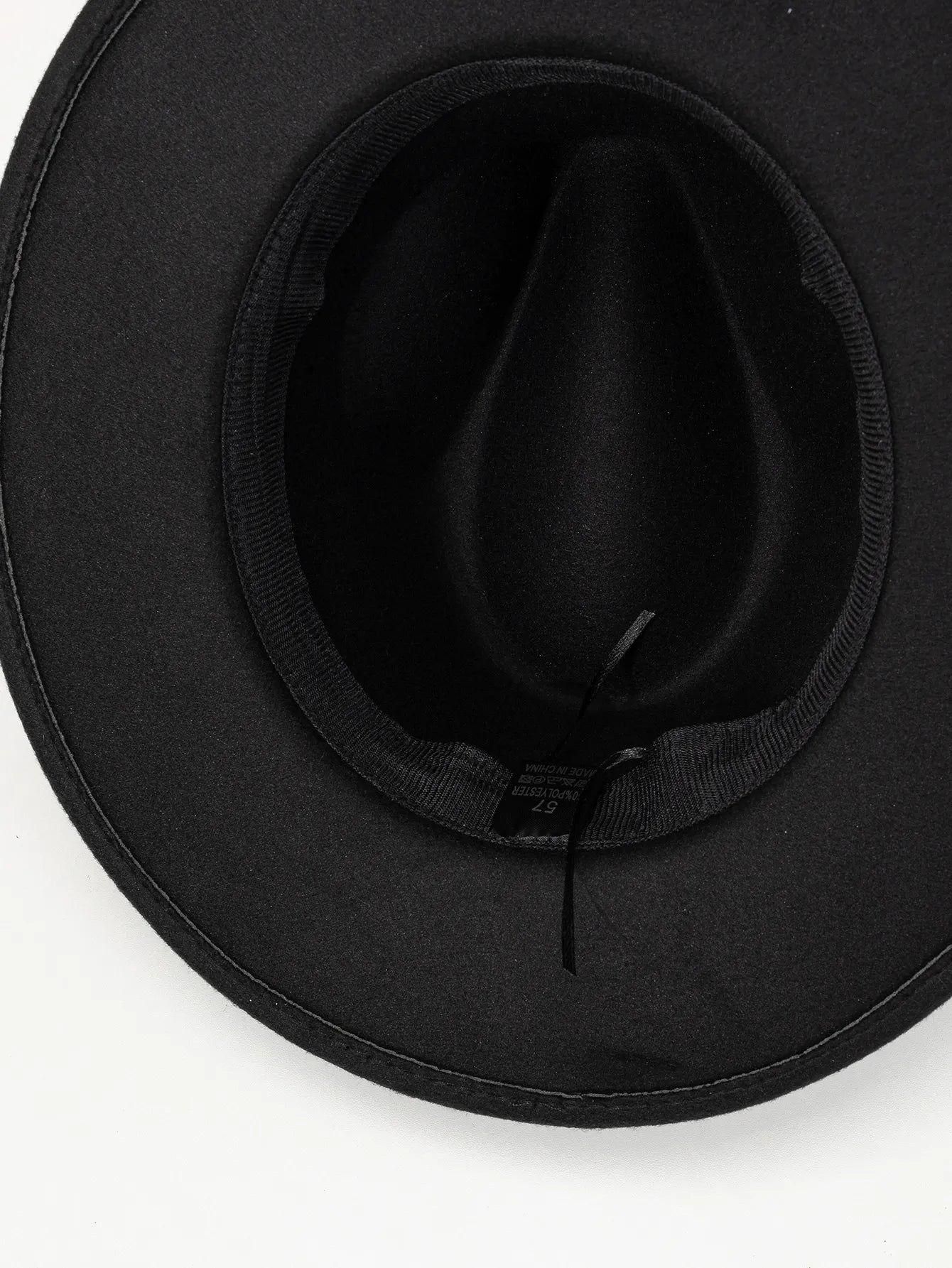 Homme ajustant un chapeau Fedora devant un miroir