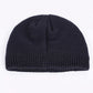 Homme portant un bonnet bleu en tricot urbain
