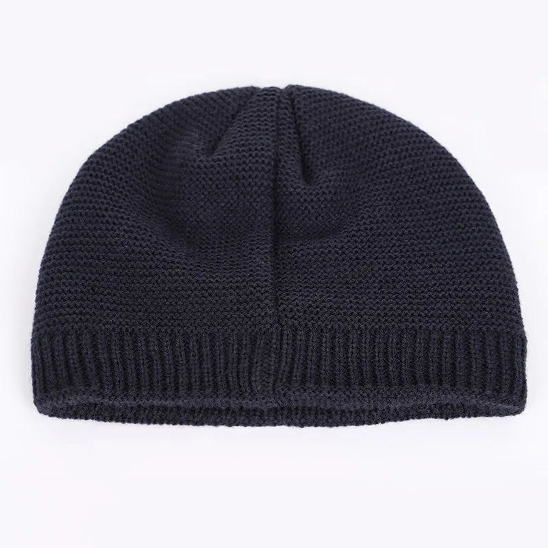 Homme portant un bonnet bleu en tricot urbain