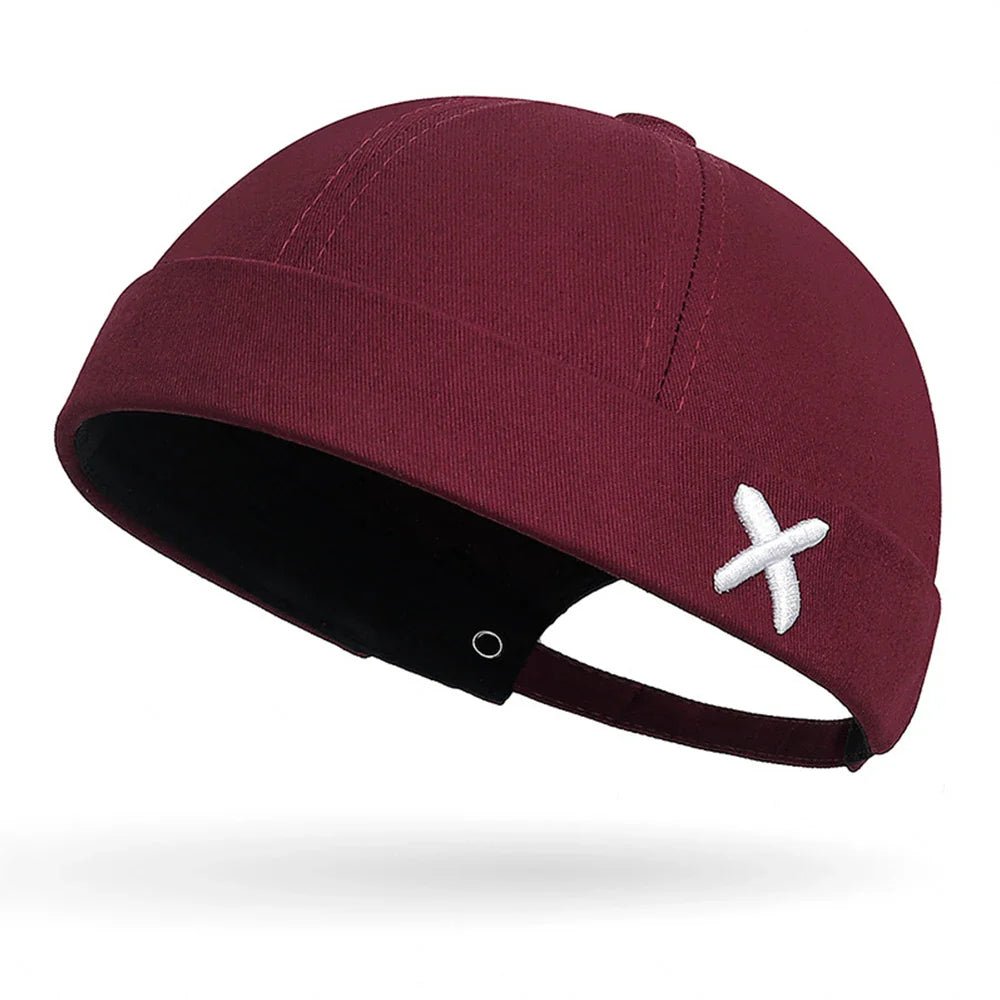 Vue de côté du bonnet Docker avec bord retroussé et boucle ajustable