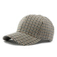 Casquette à carreaux portée par une personne en extérieur