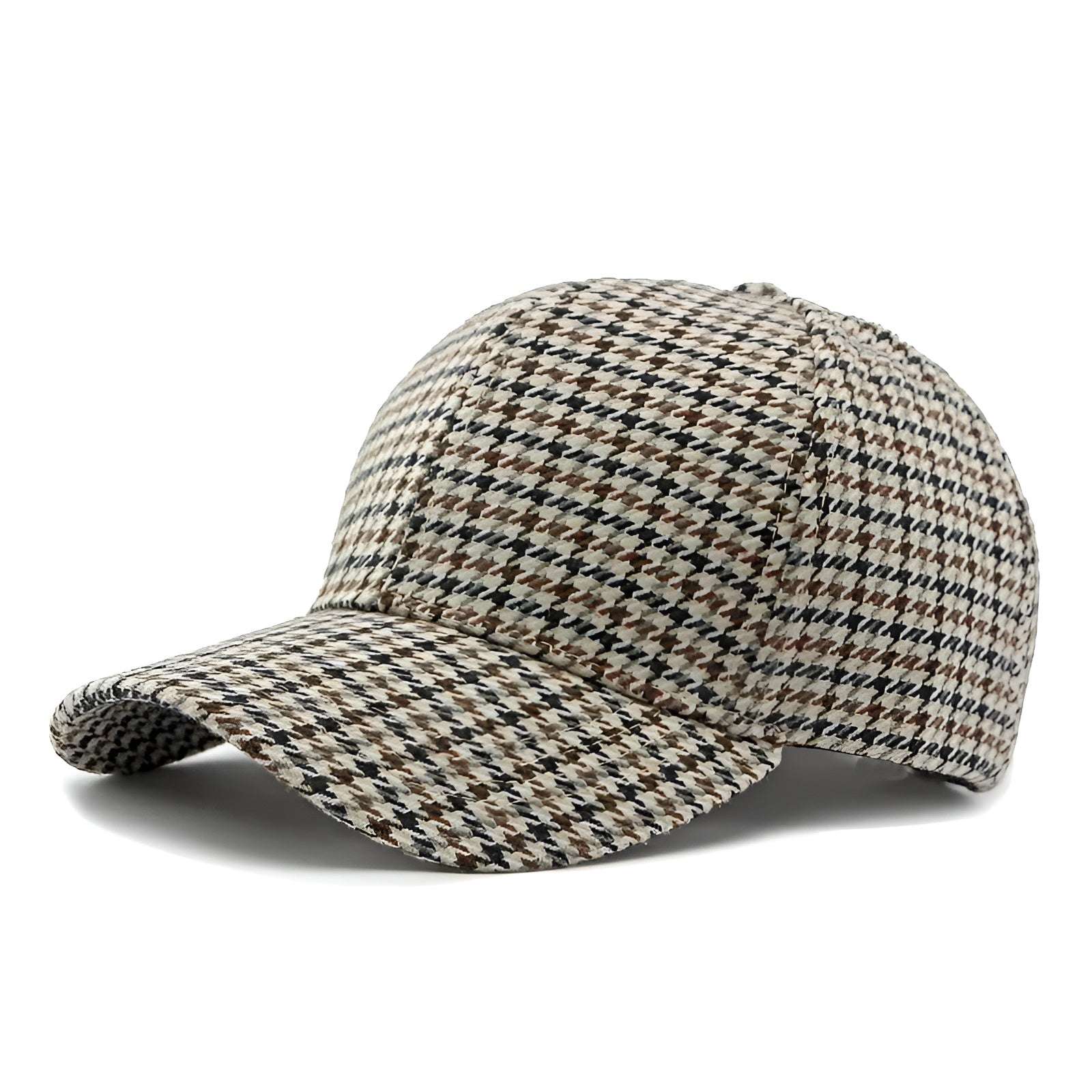 Casquette à carreaux portée par une personne en extérieur