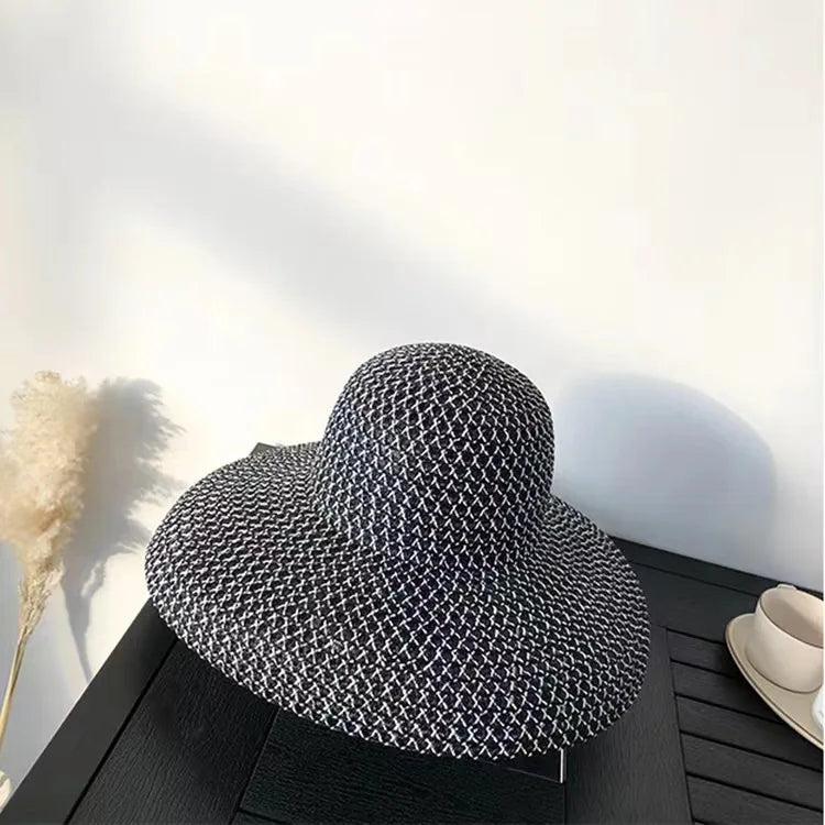 Chapeau de paille avec ombre projetée sur le sol