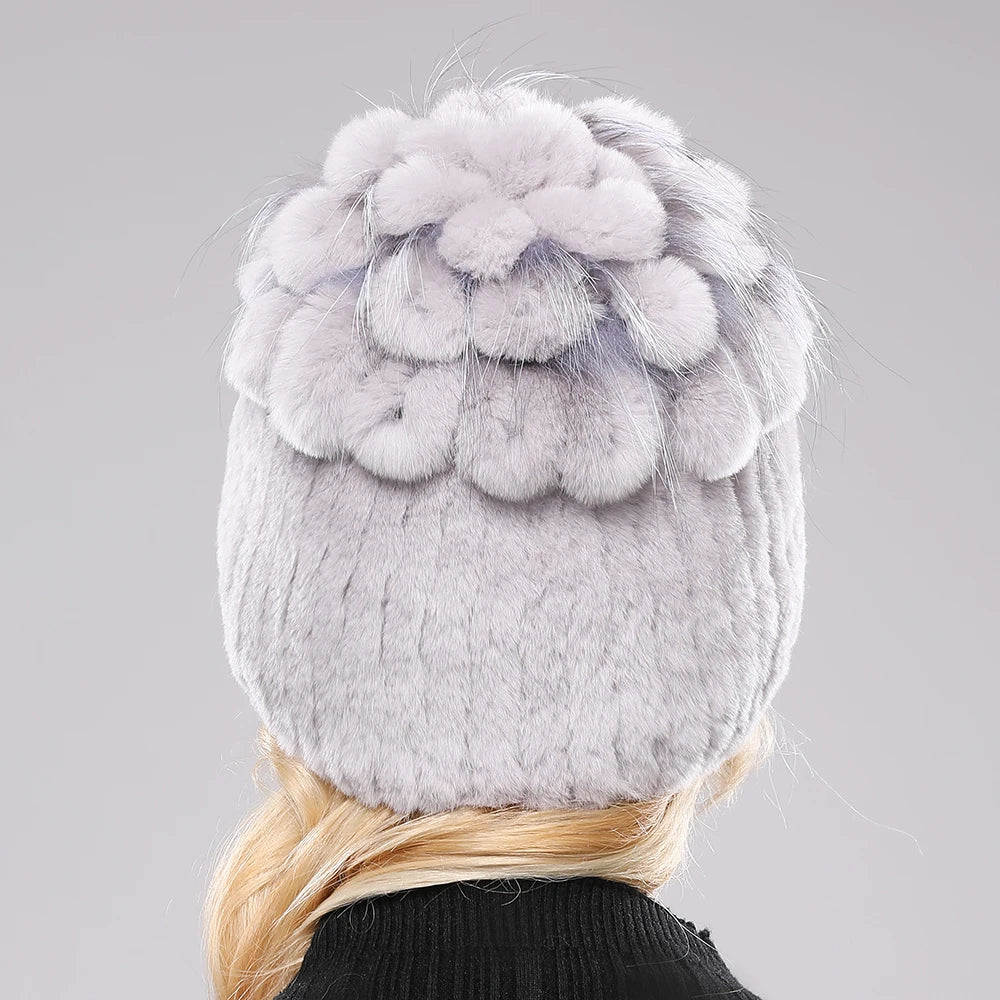 Vue latérale d'un bonnet en fausse fourrure sur fond blanc