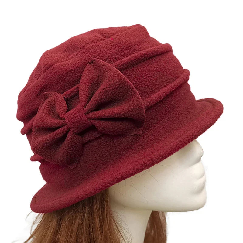 Chapeau cloche avec décoration florale, style rétro chic