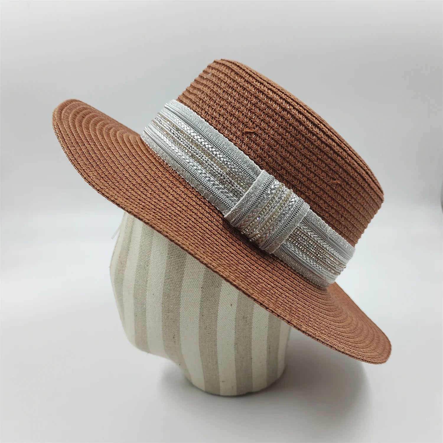 Gros plan sur la texture tressée d'un chapeau de paille