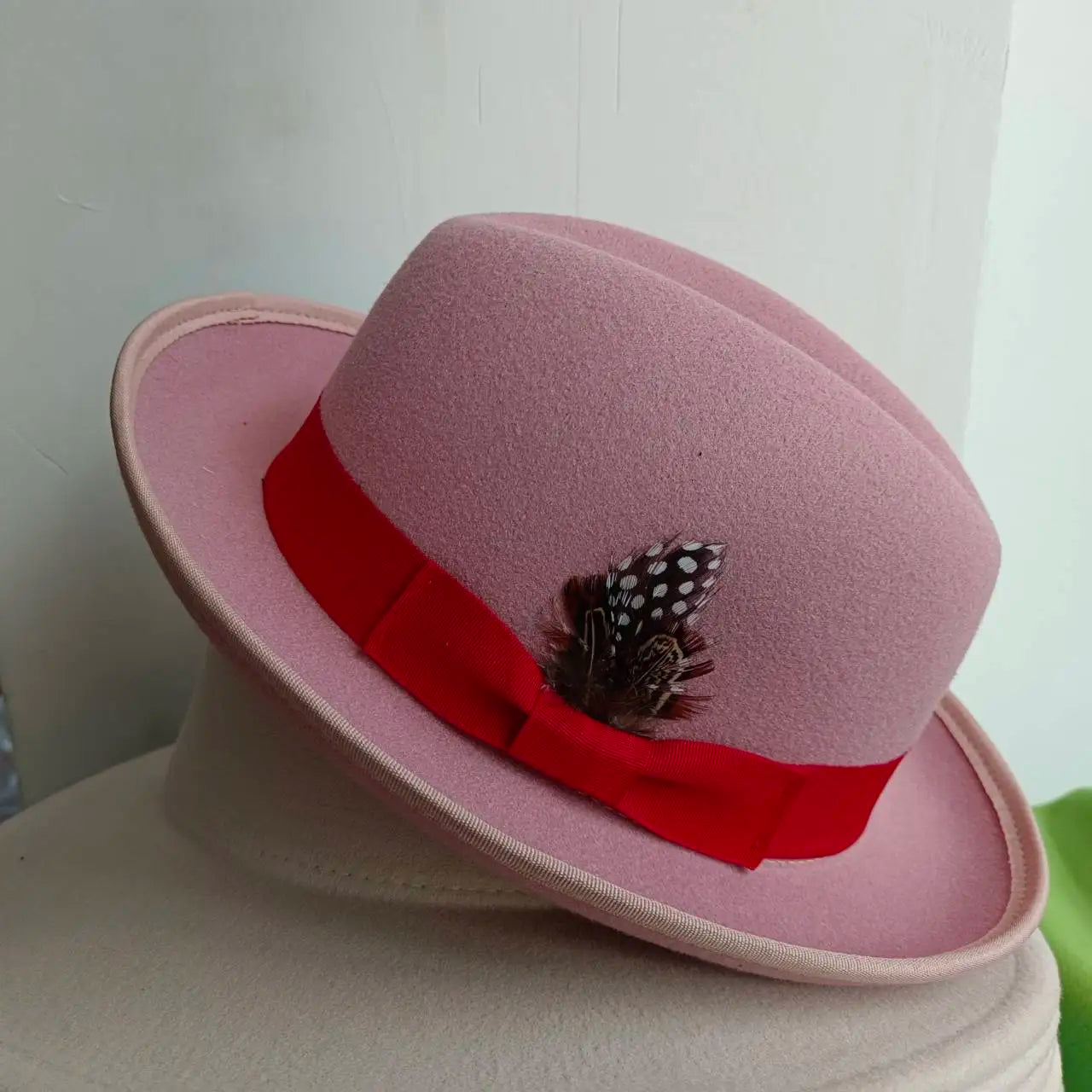 Chapeau melon avec ombre projetée sur une surface claire