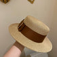 Détail du tressage rigide de la paille du chapeau