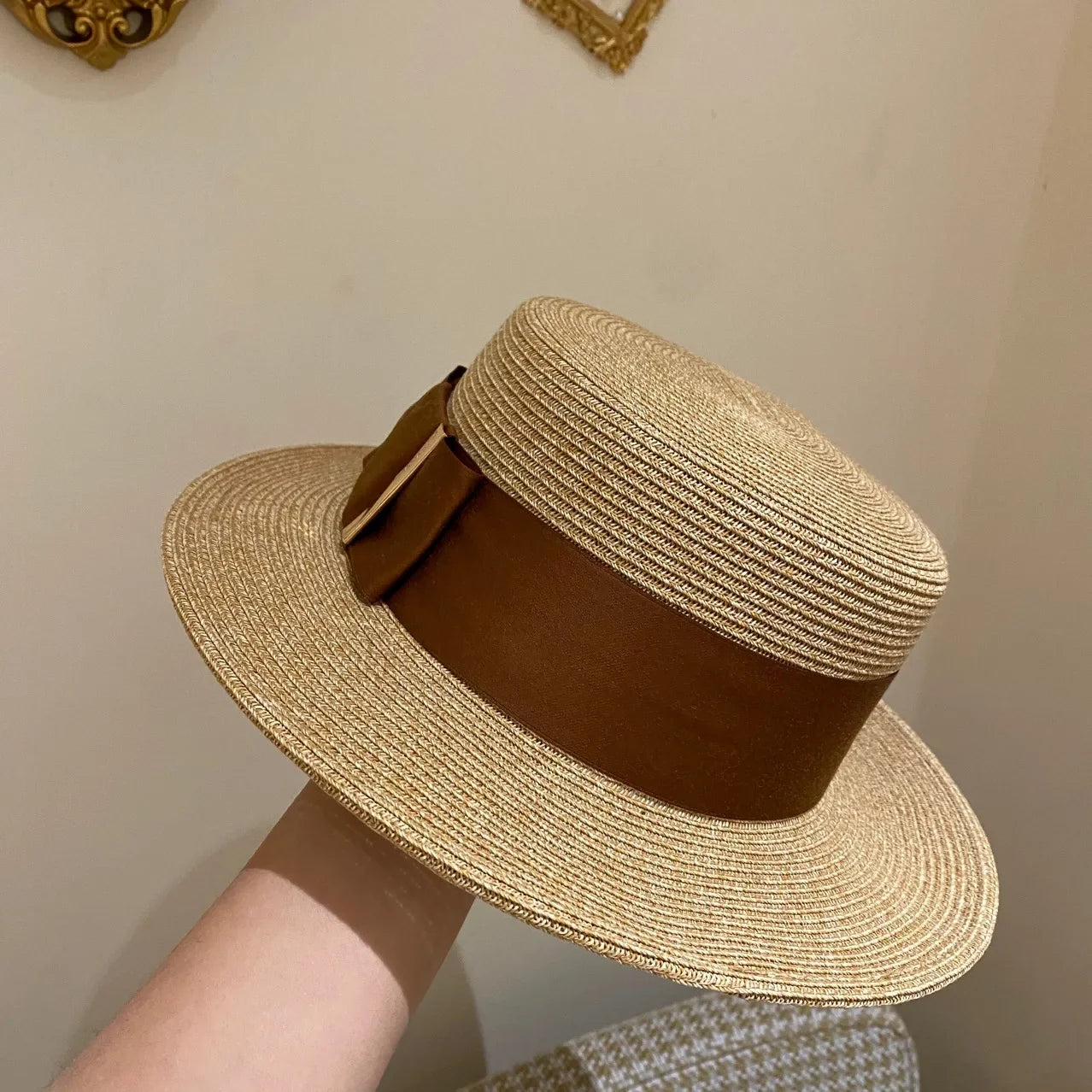 Détail du tressage rigide de la paille du chapeau