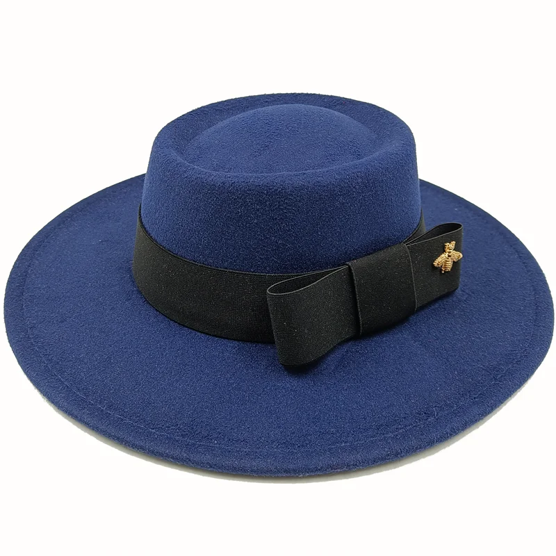 Chapeau beige avec texture en coton, posé à plat