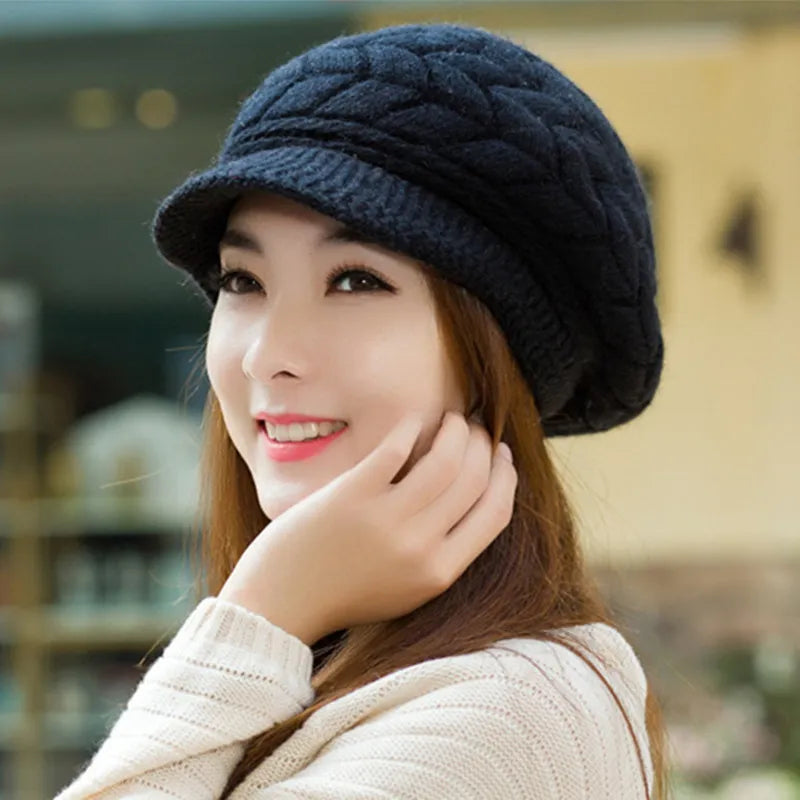 Béret ajusté sur une tête de mannequin, style raffiné