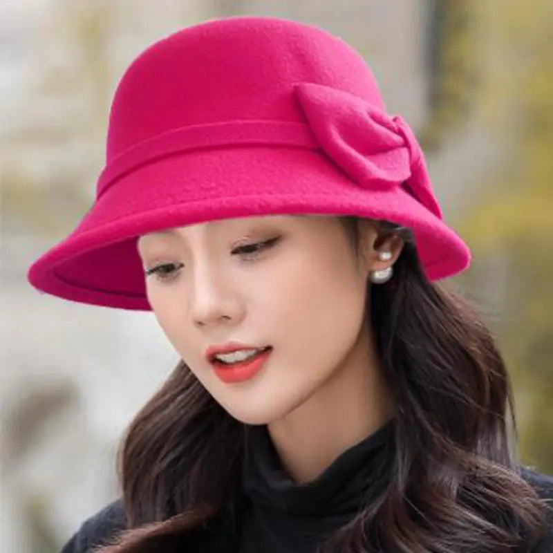 Chapeau cloche porté avec une tenue vintage chic