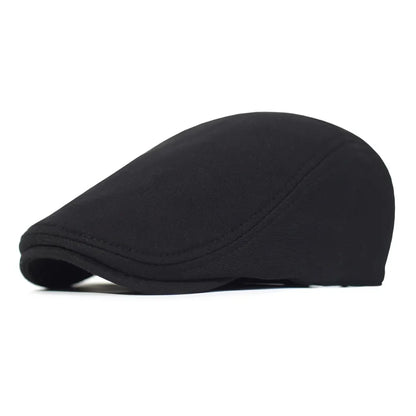 Béret gris sur fond neutre, style intemporel