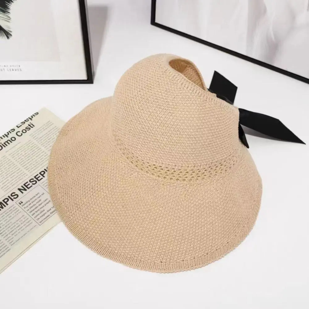 Chapeau de paille sur une table, prêt à être plié