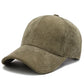 Détail de la visière d'une casquette en velours côtelé