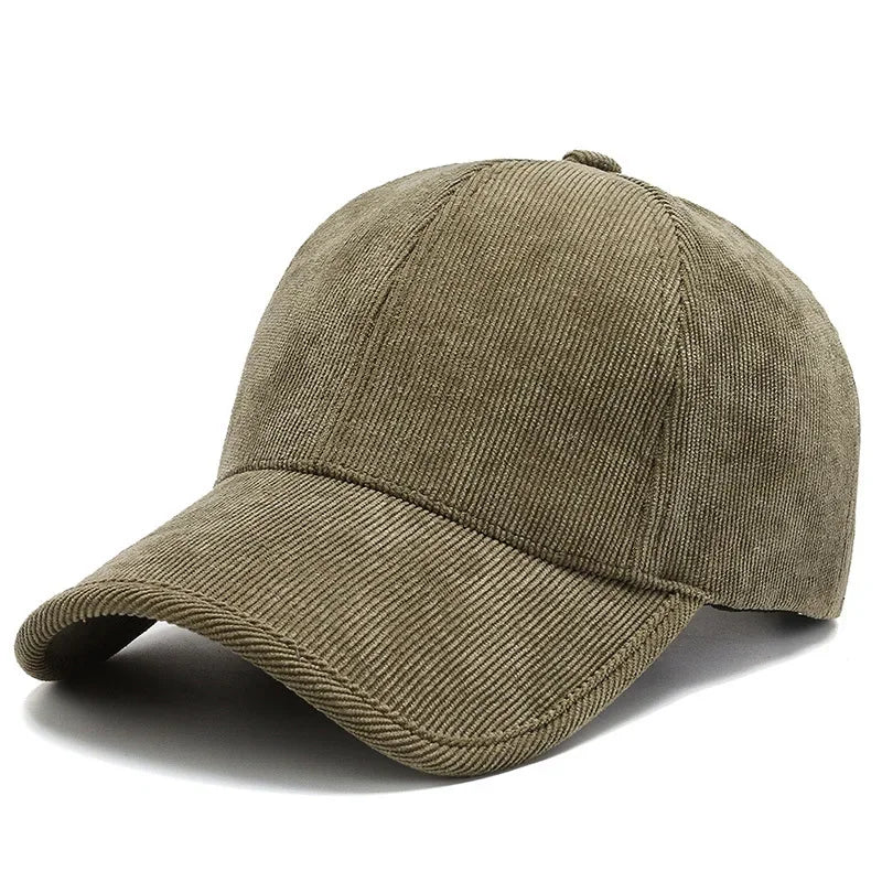 Détail de la visière d'une casquette en velours côtelé
