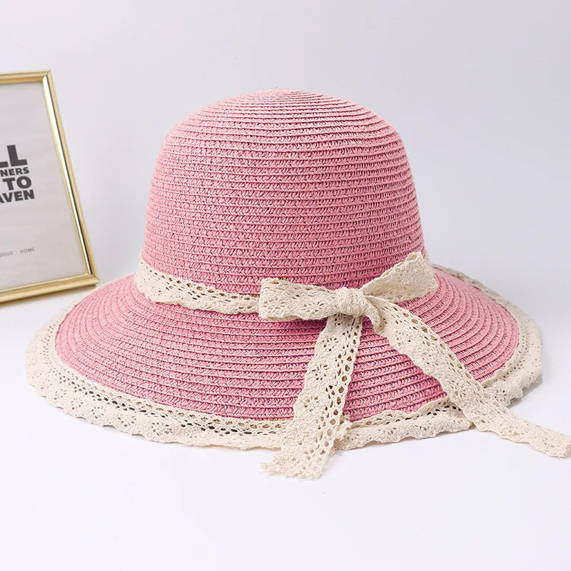 Chapeau de paille suspendu à un crochet mural