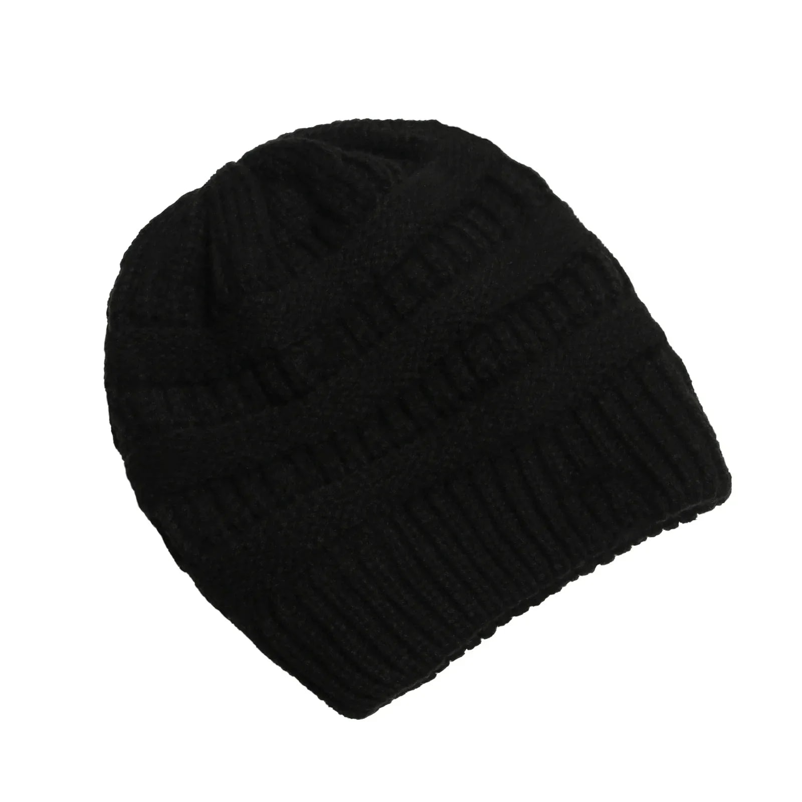 Bonnet en laine torsadée sur fond gris neutre