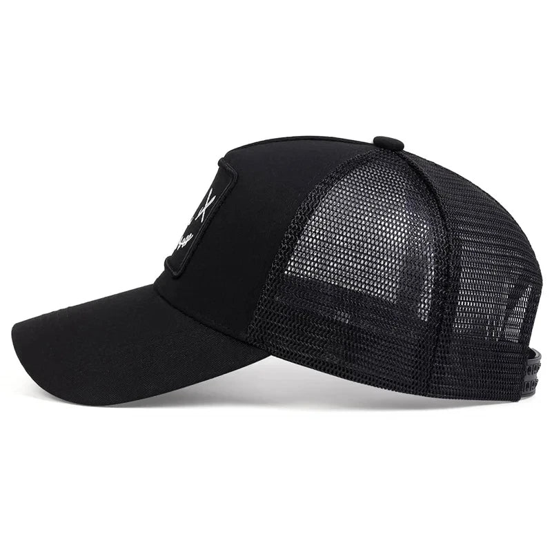 Gros plan sur la broderie smiley d'une casquette