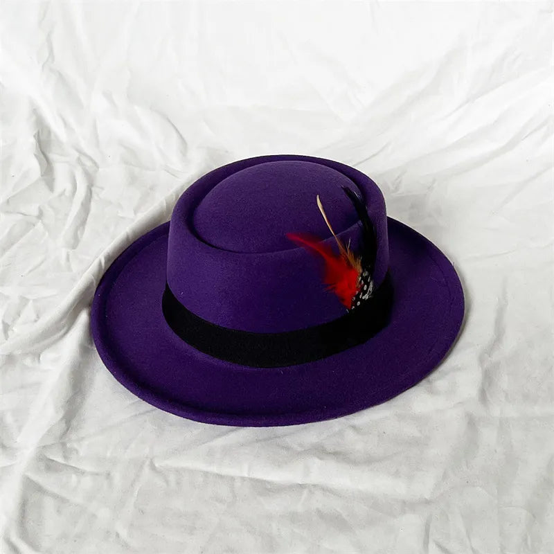 Chapeau Fedora sur une étagère en bois, vue de face