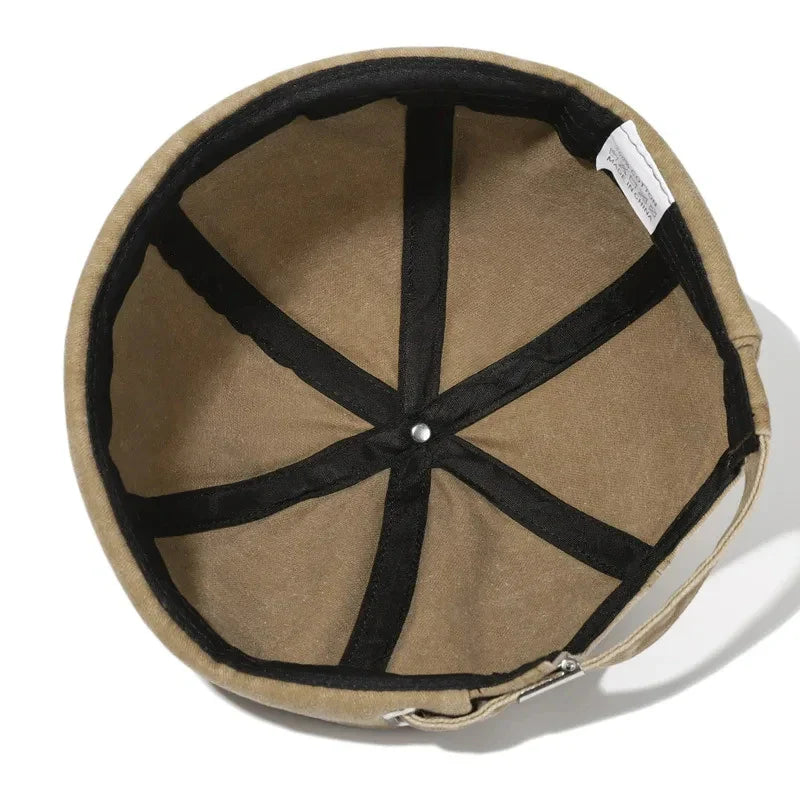 Détail de la texture usée d'un bonnet Docker beige