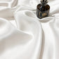 Zoom sur la texture douce du drap-housse en soie