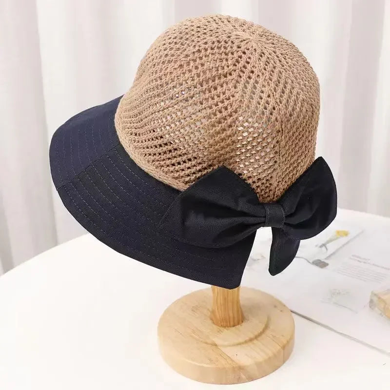 Chapeau de paille naturel posé sur une table en bois