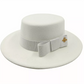 Chapeau beige en coton, présenté sur un support transparent