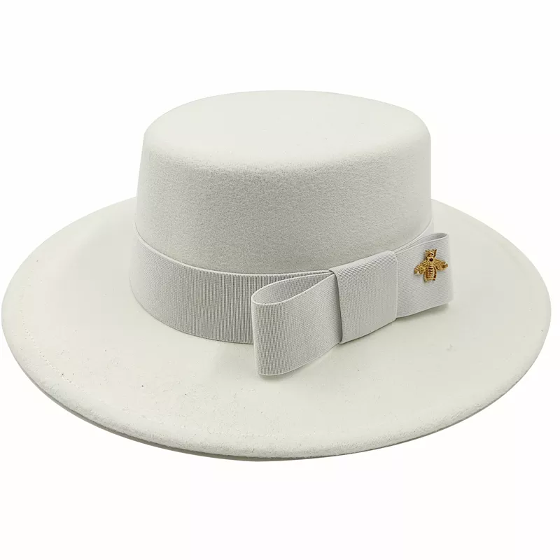 Chapeau beige en coton, présenté sur un support transparent