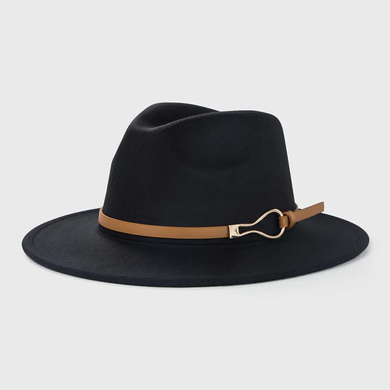 Chapeau Fedora en laine posé sur une valise vintage, prêt pour un voyage