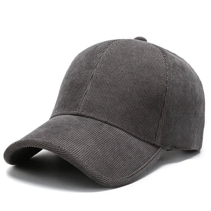 Casquette en velours côtelé vert, posée sur une étagère