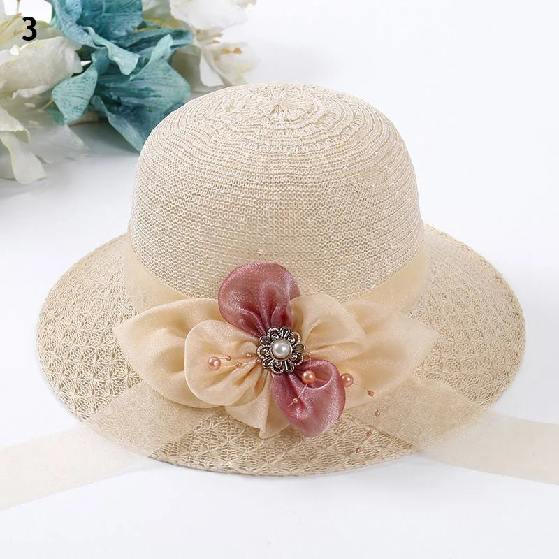 Femme portant un chapeau de paille en plein soleil