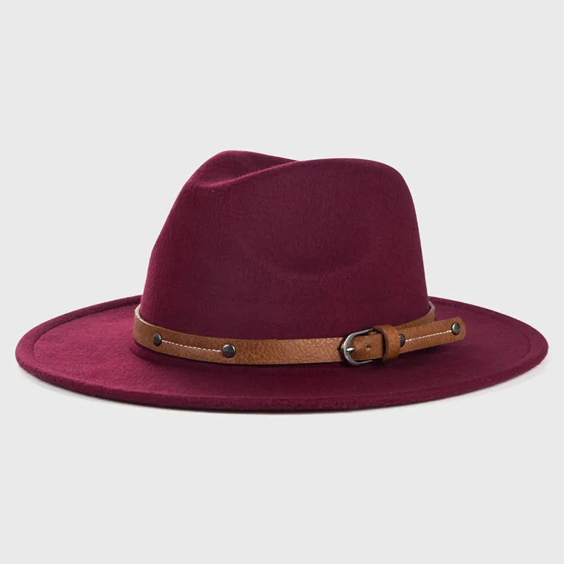 Détail du bord large d'un Fedora en laine, soulignant sa finition soignée