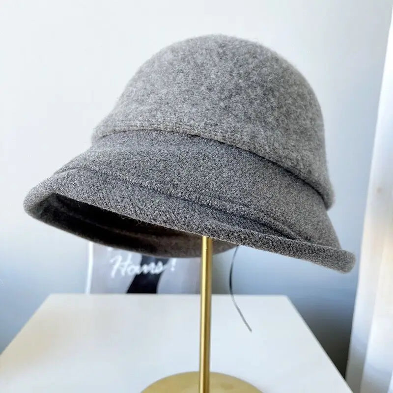 Chapeau cloche noir avec détail de nœud en velours