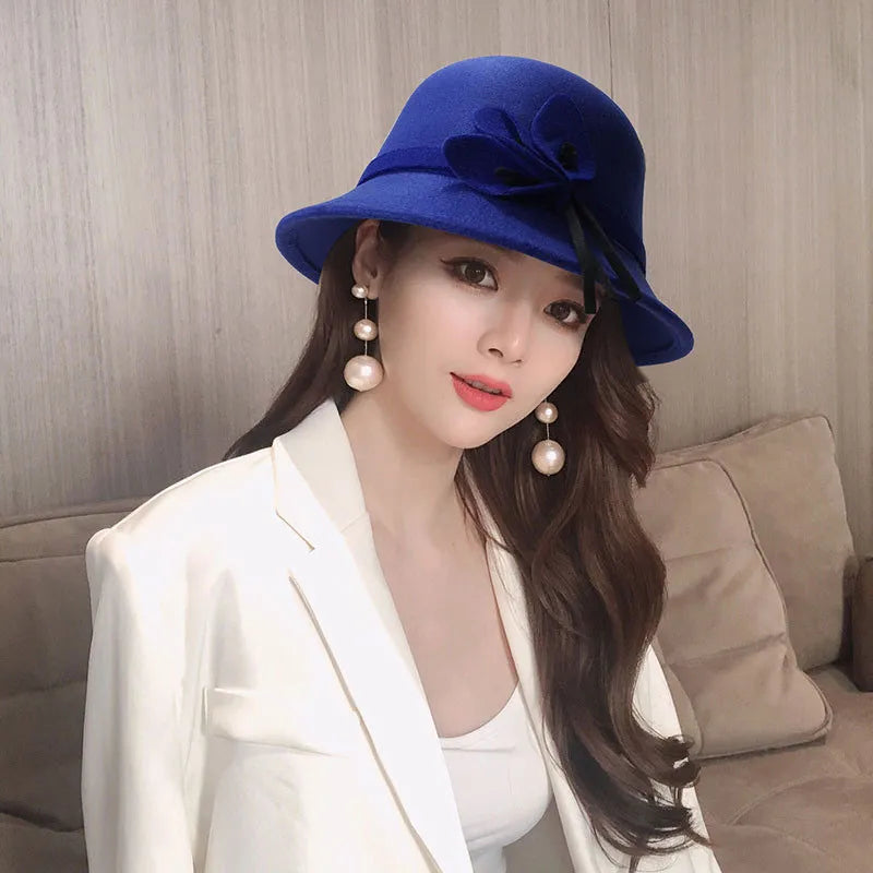 Chapeau cloche en feutre beige avec ruban noir