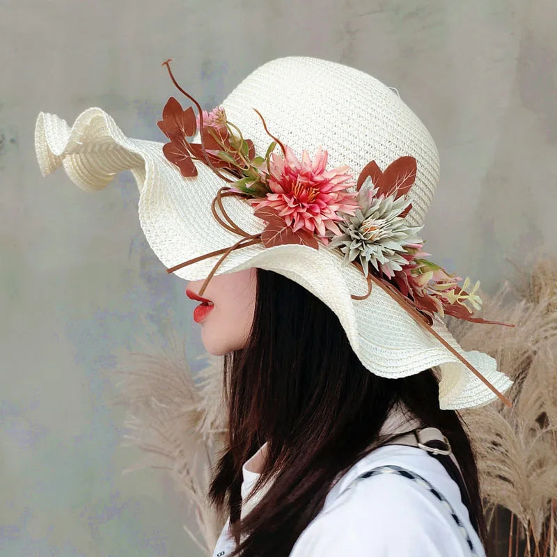 Chapeau de paille sur fond blanc, vue de dessus