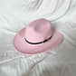 Chapeau cowboy en feutre, ombre projetée sur le sol